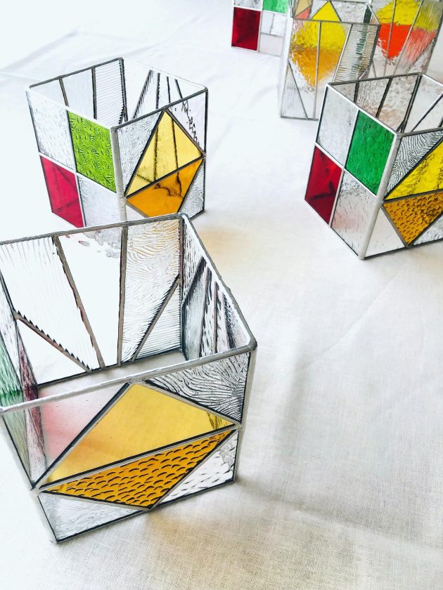ごぶさたしております。
こちらは先日お届けしたオーダーの品。
以前制作したステンドグラスの色違いです。
ご依頼主様の思いが詰まったデザイン。
私はその思いを形にすべく
丁寧に制作し、丁寧に洗浄し、丁寧に梱包する。
美しくて丈夫なステンドグラスを作ります。
#らのららくステンドグラス工房 #ステンドグラス #ranoraraku_stainedglass #stainedglass