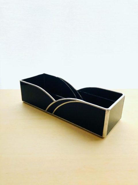 黒いトレイ。

お客様の理想を形にした
オーダーメイドのステンドグラストレイです。

透過性ゼロの黒ガラスだけを使い
ハンダは着色なしの銀色仕上げ。

シンプルながら
落ち着いた佇まいが

ただただ、かっこいい。

#らのららくステンドグラス工房 #ステンドグラス #ranoraraku_stainedglass #stainedglass #stainedglasstray