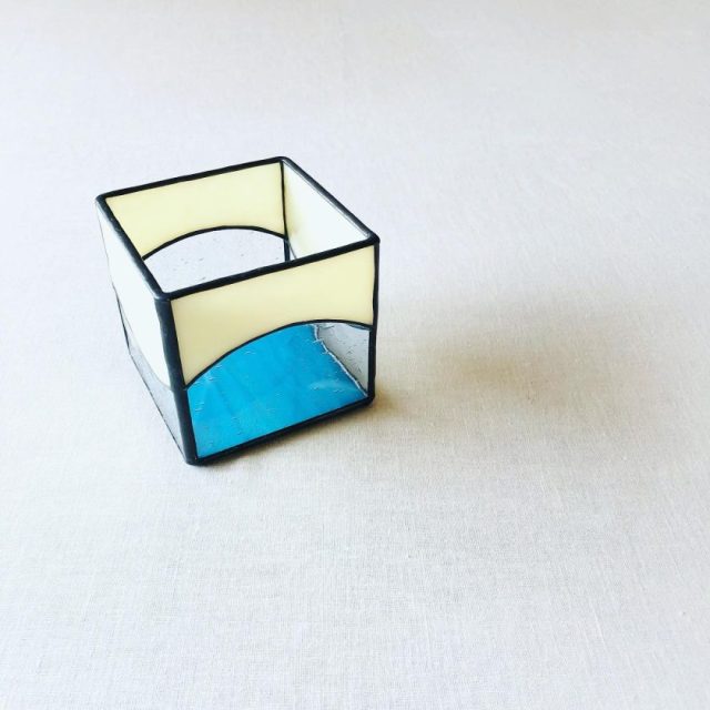 ステンドグラスの立方体容器
『底がよく見えるキューブ』

気泡入り透明ガラスが涼しげな
約8センチ角の入れ物です。

使い方いろいろ。

オンラインショップで販売中です。

#らのららくステンドグラス工房 #ステンドグラス #らのららくオンラインショップ #ranoraraku_stainedglass #stainedglass #candleholder #stainedglasscontainer #container #glasscontainer #glasscube