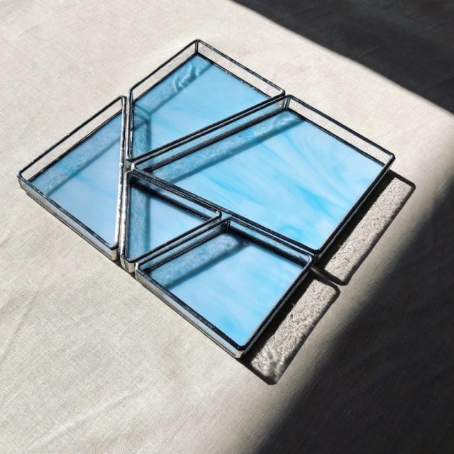 空はこんなに高いのに
夜には虫が鳴いているのに
稲はこうべを垂れ始めたのに

今週末の我が街は40℃予報です。

#らのららくステンドグラス工房 #ステンドグラス #ranoraraku_stainedglass #stainedglass #stainedglasstray