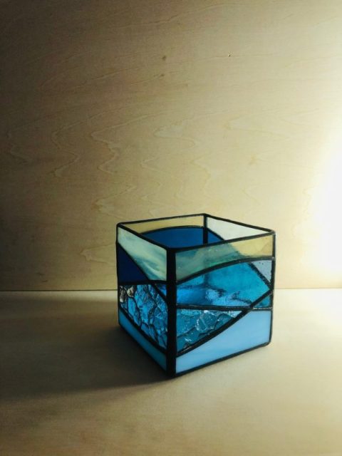 ステンドグラスのうつわ
『青の波のキューブ』

#らのららくステンドグラス工房 #ステンドグラス #ranoraraku_stainedglass #stainedglass