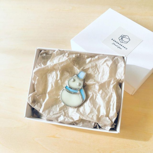 冬のぬくもりを纏う
ステンドグラスの雪だるまブローチ

梱包するときはいつもドキドキ。
無事に届いてホッと胸を撫でおろす。

素敵、かわいい、嬉しい…
喜びのお声をいただく度、ついガッツポーズが出てしまう。
そして、静かに喜びをかみしめる。

私は幸せです。

#らのららくステンドグラス工房 #ステンドグラス #ranoraraku_stainedglass #stainedglass