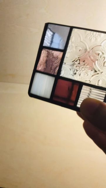 ステンドグラスのうつわ。

自然光に透かして見る
ガラスの美しさよ。

キャンドルホルダーとしてもおすすめ。
約8センチ角の立方体の入れものです。
販売中です。

#らのららくステンドグラス工房 #ステンドグラス #ranoraraku_stainedglass #stainedglass