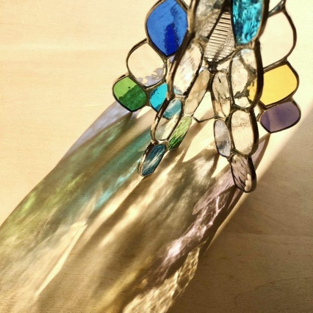 木の葉ステンドグラスのミニツリー

光の影が美しい。
色とりどりの木の葉型ガラスを
ランダムに組み合わせた
樹木のようなオブジェです。

以前制作したツリーを
より扱いやすい小型サイズに改良しました。

次はどんな色のツリーにしようかな。

オンラインショップにて販売中です。

#らのららくステンドグラス工房 #ステンドクラス #ranoraraku_stainedglass #stainedglass