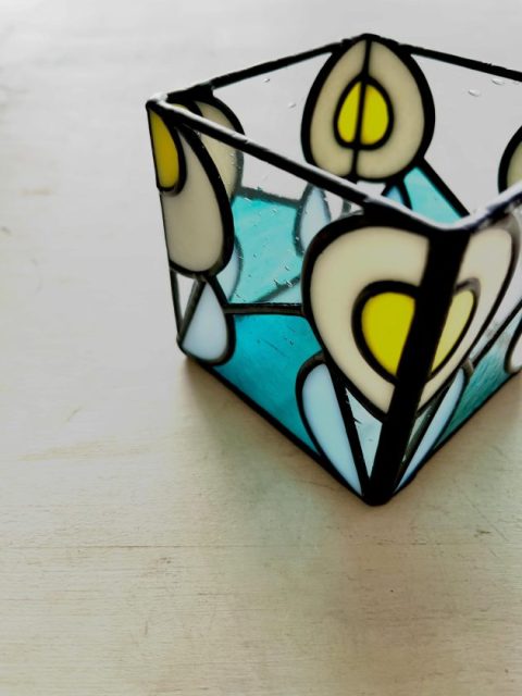 ステンドグラスのキューブポット
花
ハンダを黒くしました。
違う色でも作ります。
#らのららくステンドグラス工房 #ステンドクラス #ranoraraku_stainedglass #stainedglass