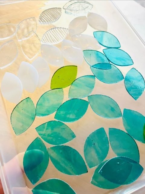 葉っぱ、葉っぱ、葉っぱ。
#らのららくステンドグラス工房 #ステンドクラス #ranoraraku_stainedglass #stainedglass
