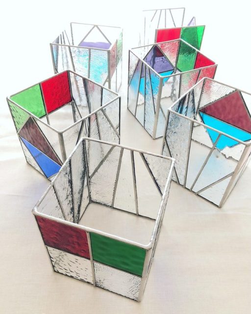 先日、オーダーの品を納品しました。

ご依頼主様によるデザイン。
4面それぞれに意味があるそうです。

私はステンドグラス製作を任せていただきました。

こちら、ある使い方をされるそうなのですが、
今はまだ準備中とのこと。

いずれこちらでもご紹介できたらなと思っております。
楽しみです。

#らのららくステンドグラス工房 #ステンドグラス #ranoraraku_stainedglass #stainedglass