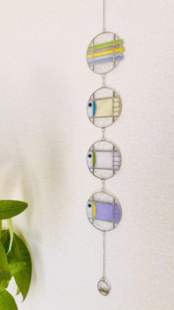 ゆらゆらと
光の風にゆれる鯉のぼりステンドグラス
オンラインショップに追加しました。

ステンドグラスの技法ですが
目の部分はフュージングを取り入れたりして
実は手が込んでいる作品です。

一点物です。

#らのららくステンドグラス工房 #ステンドグラス #こいのぼり #ranoraraku_stainedglass #stainedglass