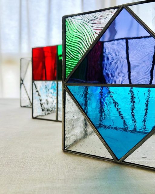 4月です。

子どもたちは春休み。
私は自宅で仕事に勤しむ毎日。

加えて、今年度はPTA役員を引き受け
すでにバタバタしています。

さらに、新たなことに挑戦しようと動き出していて
楽しい！

写真は先日お届けしたオーダー品。
ガラスのテクスチャが美しく撮れた一枚です。
新たに色違いのオーダーもいただきました。
ありがとうございます。

新年度もムリせずぼちぼちと
でも気持ちははりきっていきますよ。

#らのららくステンドグラス工房 #ステンドグラス #ranoraraku_stainedglass #stainedglass